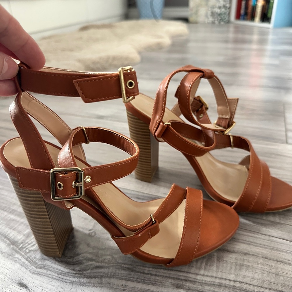 Wild Diva Lounge Strappy chunky Heels sandal shoes. Size 7